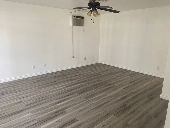 Foto del edificio - 44136 Division St