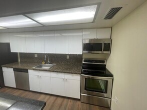 Building Photo - 10411 N Kendall Dr
