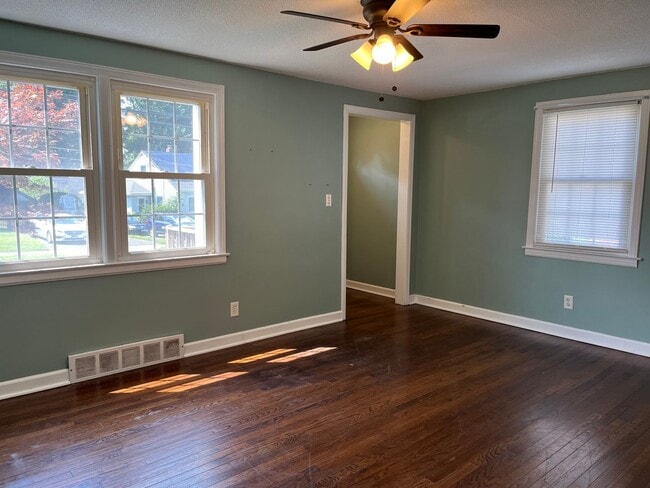 Building Photo - House: 3 bedrooms 1 bathroom in New Britain