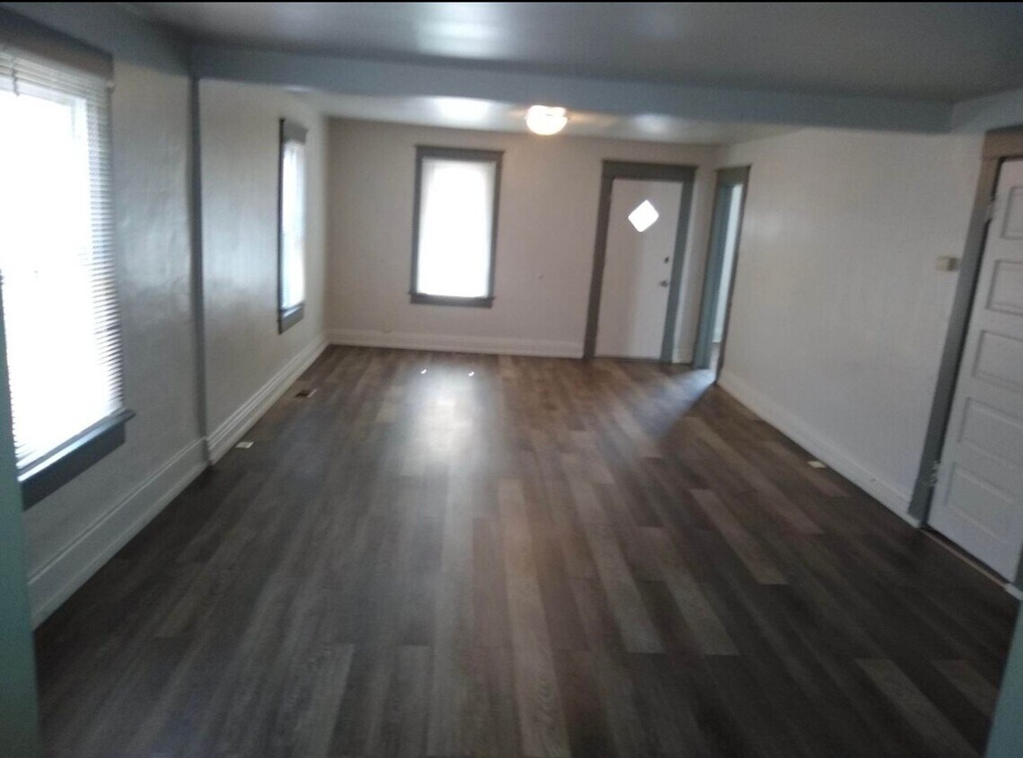 Primary Photo - $1095 - 4 bed 1 bath - Single Family Home