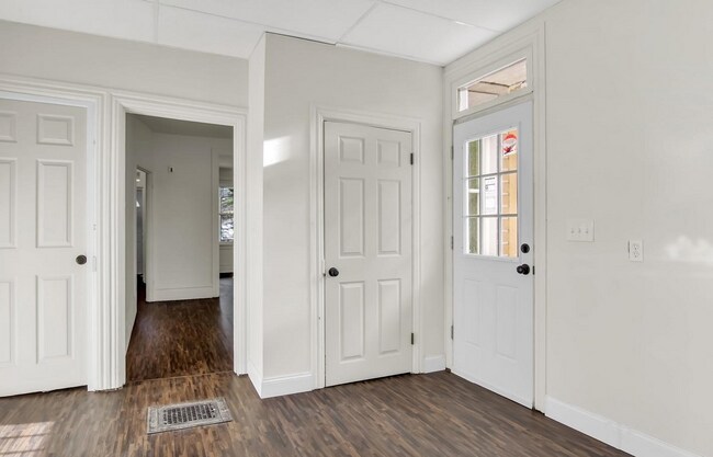 Building Photo - Coming Soon - 3 Bedroom 1.5 bath located i...