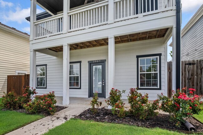 Building Photo - tylish 3-Bedroom Home with Balcony & Moder...