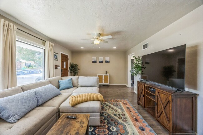 Building Photo - Comfortable Furnished Home near Hospitals