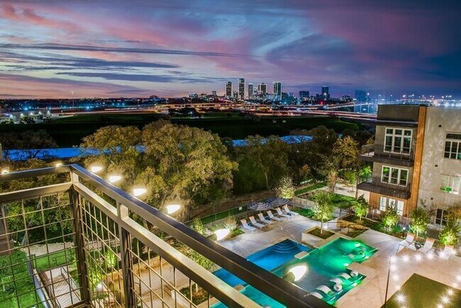 Foto del edificio - 328 Oakhurst Scenic Dr