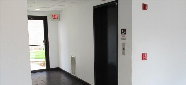 Foto del edificio - 3025 Walnut Bend Ln