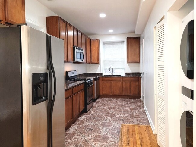 Building Photo - 7207 N Damen Ave