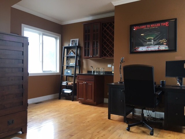 Loft - 2342 N Oakley Ave