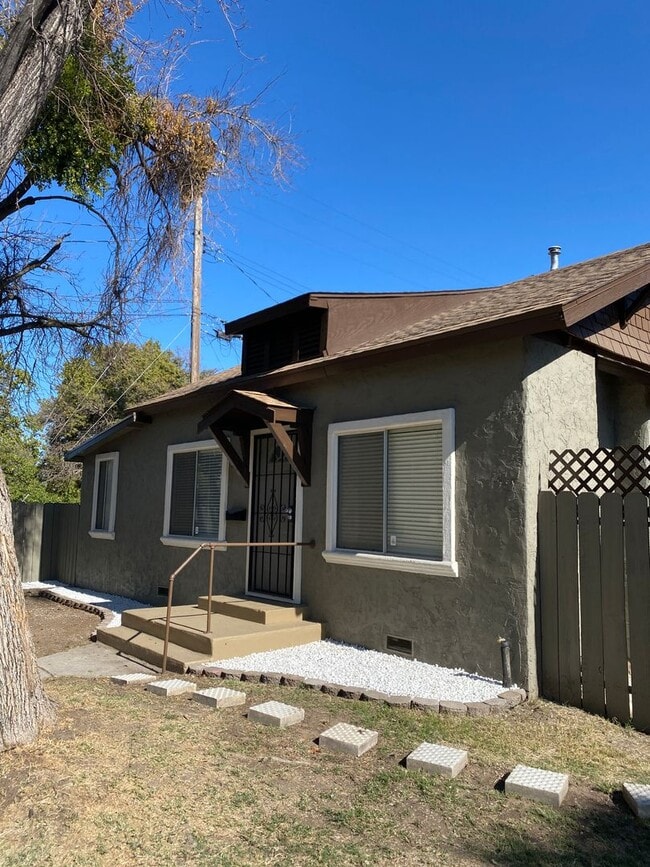 Building Photo - Downtown Bungalow