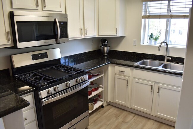 Foto del edificio - Unfurnished - Upgraded Condo -The Bluffs a...