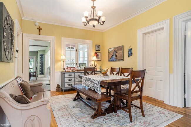 Building Photo - 4 br, 3 bath House - 336 N Division St