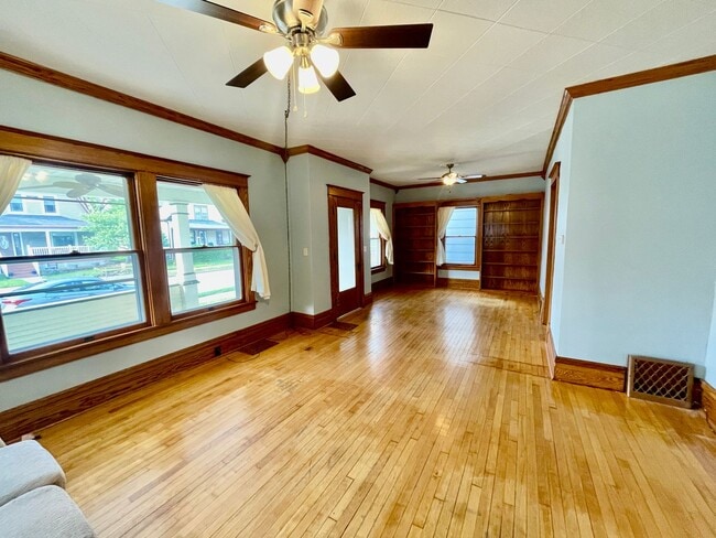 Building Photo - Charming 4 Bedroom Home