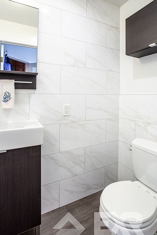 Building Photo - 184 Java St