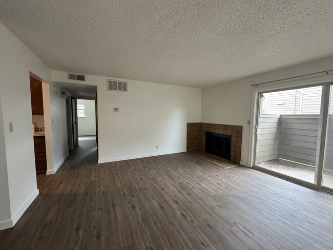 Building Photo - 2004 Ahern St