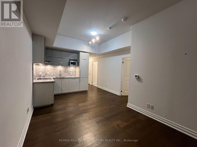 Photo du bâtiment - 18 Rouge Valley Dr W