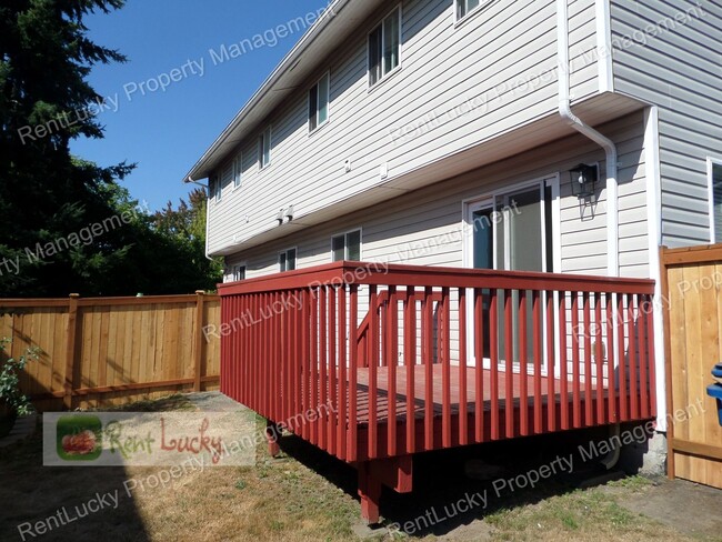 Building Photo - Fabulous 2-Bedroom Duplex w/Attached Garag...