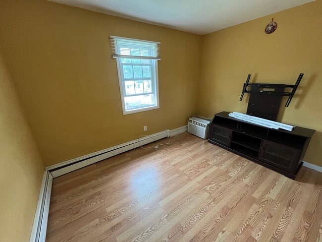 Building Photo - 37 Mindres Ave
