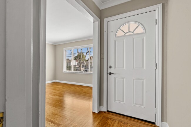 Building Photo - 917 E Santa Inez Ave