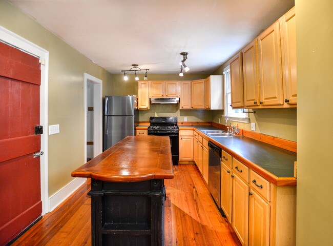 Building Photo - Downtown Charleston Home! - Reduced Price