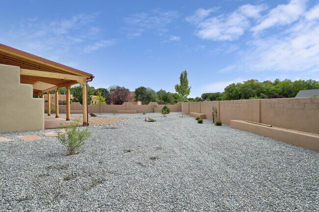 Foto del edificio - 1020 Ortega Rd NW