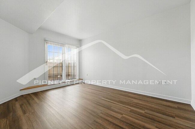 Building Photo - Amazing Condo with Patio and Central AC!
