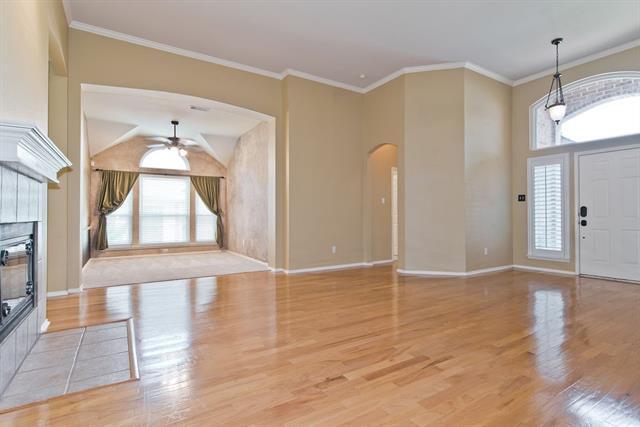 Building Photo - 3700 Villanova Dr