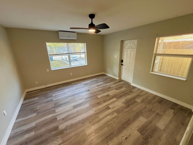 Building Photo - $300 OFF 1st Month Rent + $50 Gift Card - 1 Bedroom / 1 Bathroom – Winter Haven, FL