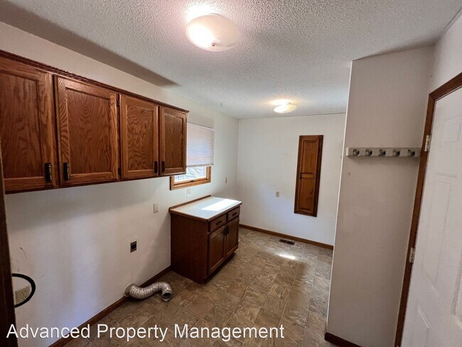 Building Photo - 5 br, 2.5 bath House - 405 Warner Park Rd.