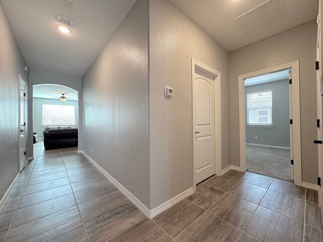 Building Photo - East El Paso 4 bed Refrig A/C!