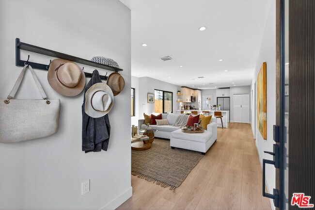 Foto del edificio - 2931 S Bronson Ave