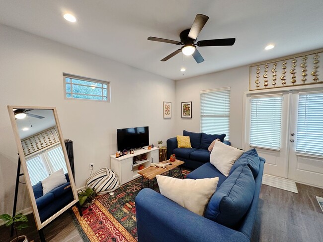 Building Photo - LAST ONE!!! Porter's Lakeside - Luxury 5 B...