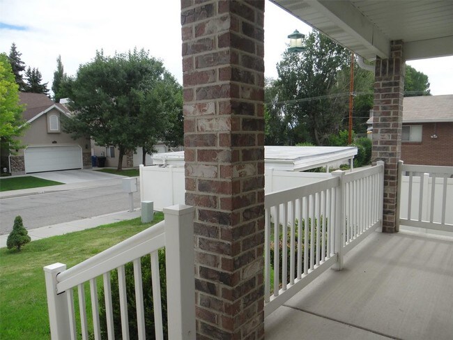 Building Photo - 923 E Michael Mills Pl