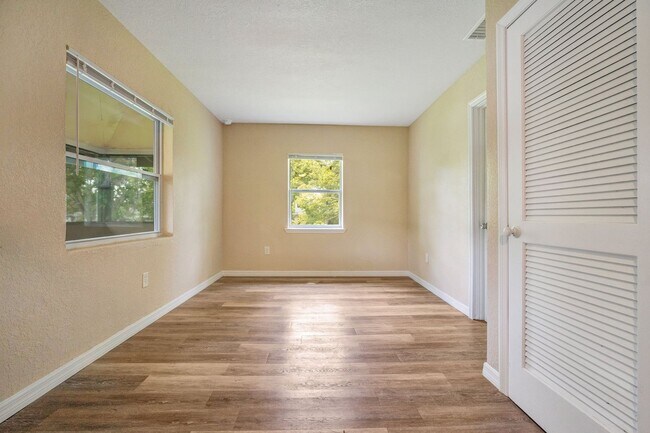 Building Photo - 2183 Crandon Ave