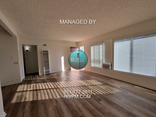 Foto del edificio - Welcome home to this beautifully refreshed...