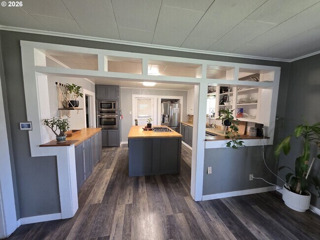 Building Photo - Adorable 2 bedroom 1 bath home on a large corner with large shop