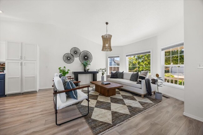 Foto del edificio - 5174 N Rothmans Ave