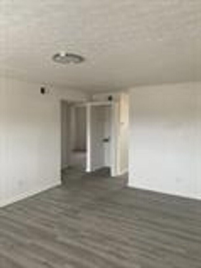 Building Photo - Elmwood Apartments- 1 and 2 Bedrooms w/ WD...