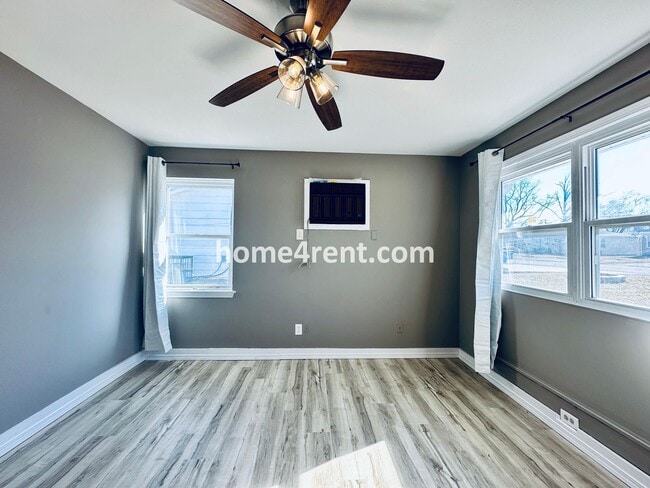 Building Photo - Two Bedroom Ranch Style Duplex Home in Grandview - Featuring Plenty of Natural Light, Fenced Yard...