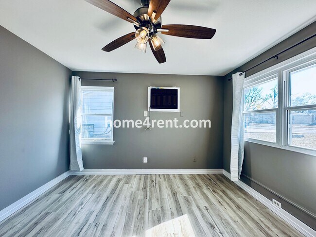 Foto del edificio - Two Bedroom Ranch Style Duplex Home in Grandview - Featuring Plenty of Natural Light, Fenced Yard...