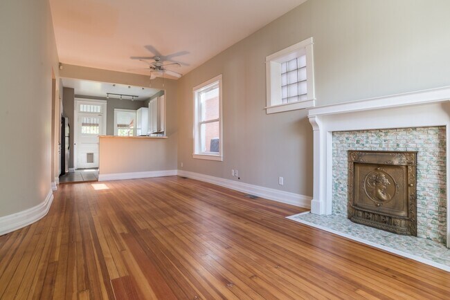 Building Photo - $0 DEPOSIT OPTION. CHARMING BUNGALOW WITH MODERN UPGRADES AND PRIME DENVER LOCATION!