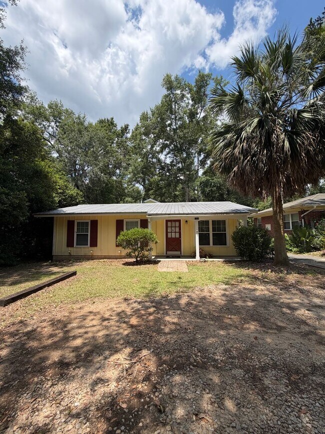 Building Photo - 3/1 Located in the Heart of Tallahassee Florida. Available NOW