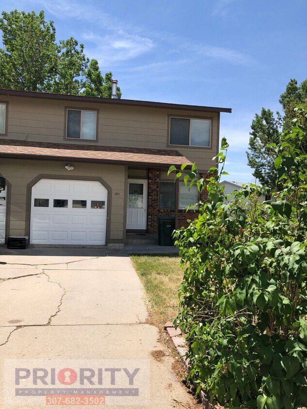 Foto principal - 3 Bedroom Townhome with a Garage!