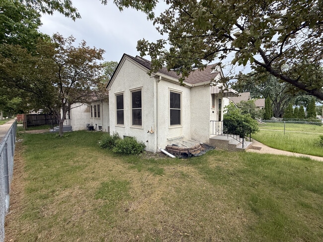 Building Photo - 3901 Thomas Ave N