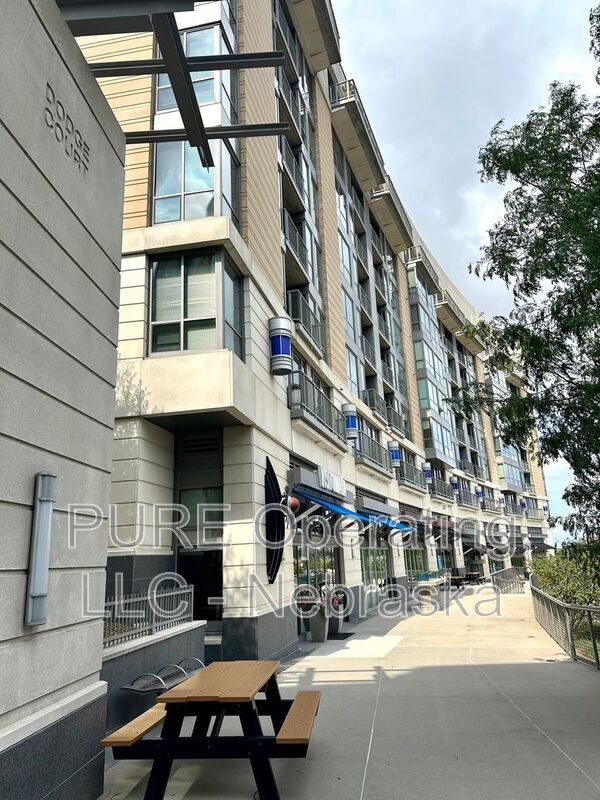 Foto del edificio - 3201 Dodge St