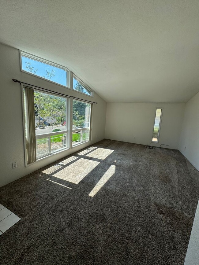 Building Photo - East Roseburg 3 bedroom 2 bath close to Ea...