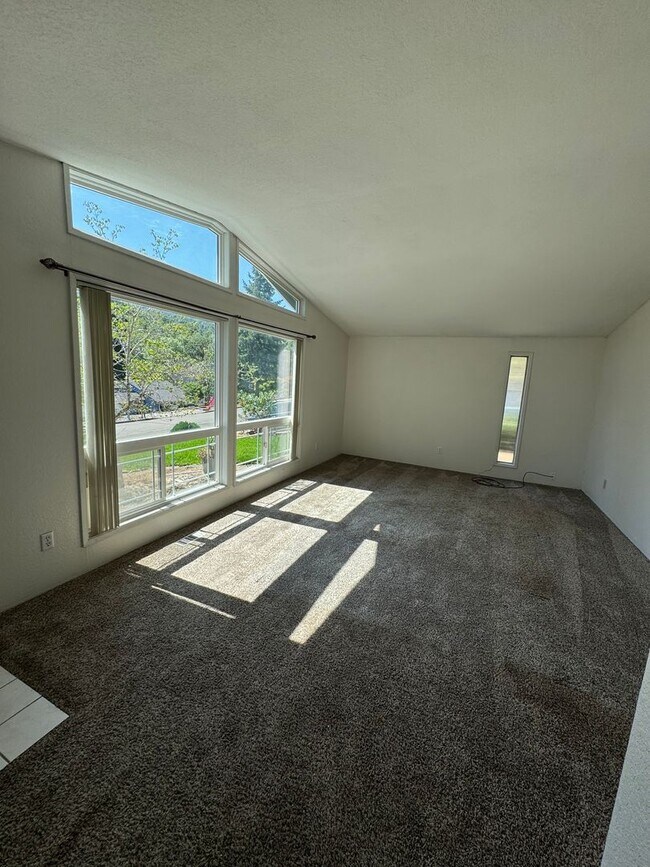 Building Photo - East Roseburg 3 bedroom 2 bath close to Eastwood school