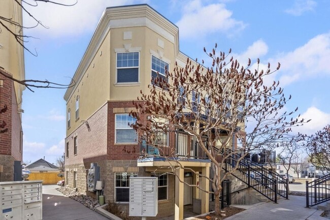 Photo - 140 E 1st St Apartment