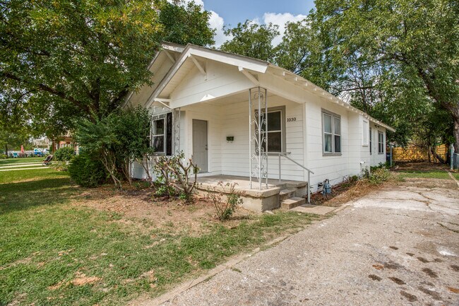Building Photo - 1030 W Bewick St
