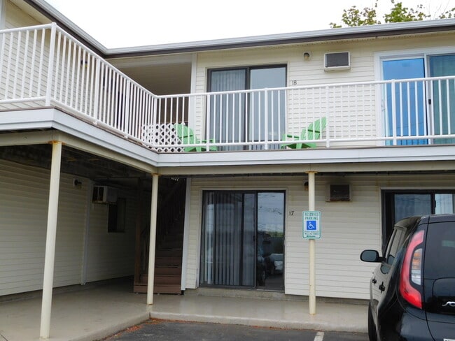Building Photo - Baileys Resort Hampton NH Studio Apartment...