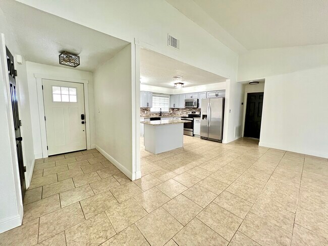 Foto del edificio - 2143 Spice Ave