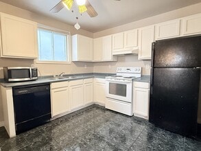 Building Photo - 800 Cabana Road E